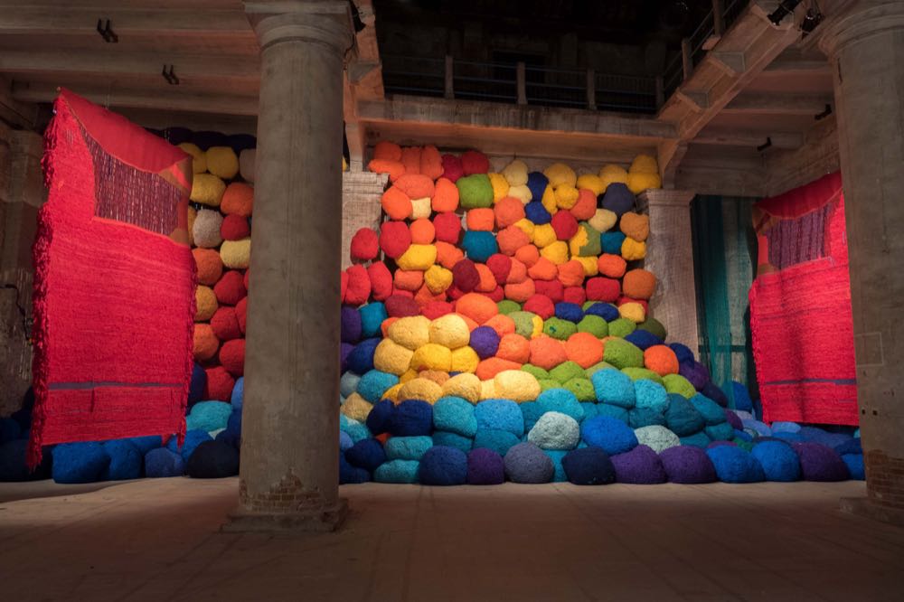  Ausstellung: Sheila Hicks – Garn, Bäume, Fluss