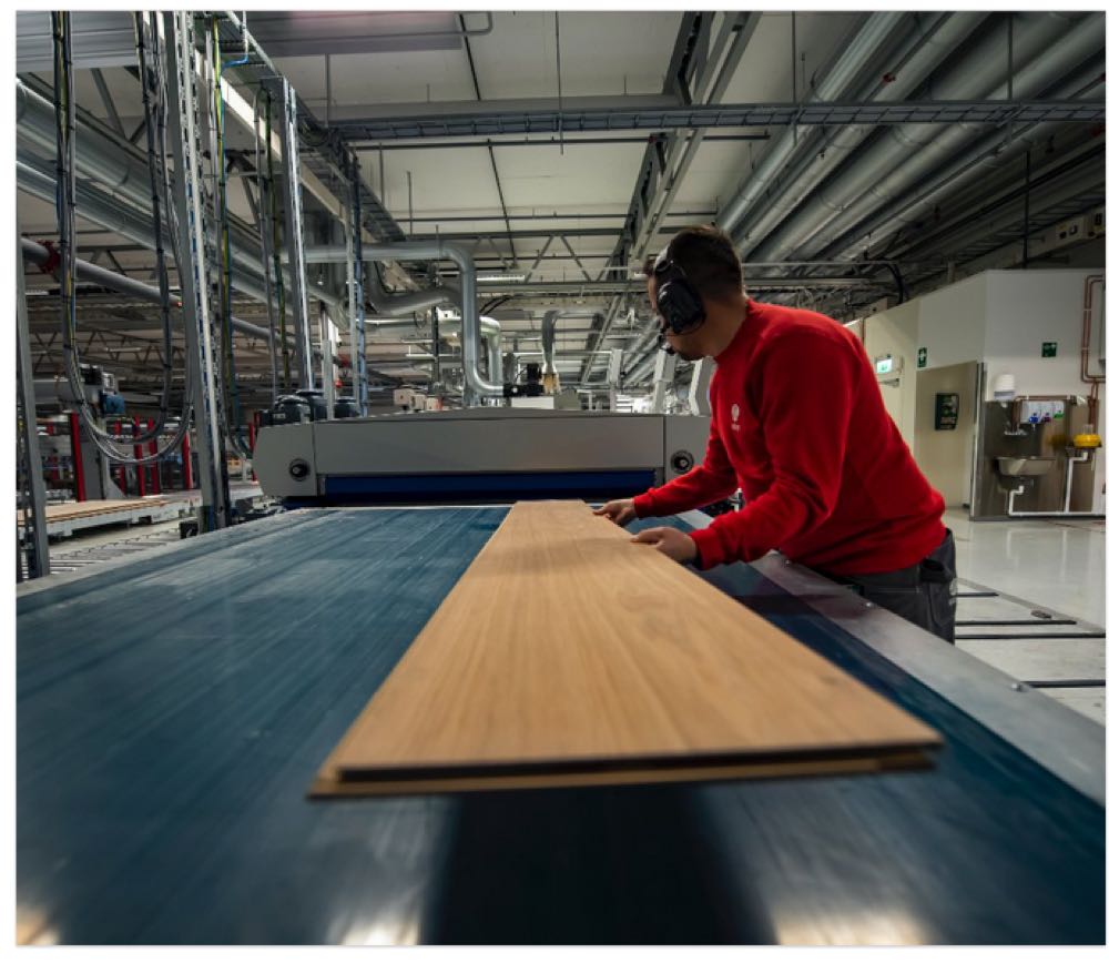 Spatenstich für das „weltweit größte Holzbodenwerk“