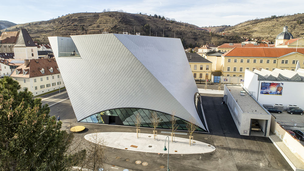 Rohholzoptik trifft Kunst und Kultur