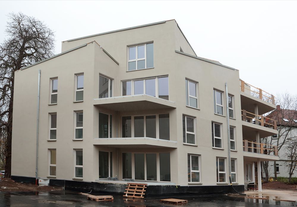 In diesem hochwertigen Mehrfamilienhaus wurden 3.000 m2 Parkett verlegt. Spachtelmasse und Parkettklebstoff im Zusammenspiel
