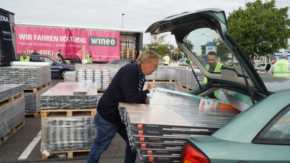  Hilfsaktion #Bodenflut: Bodenbeläge an Hochwasser-Opfer verteilt