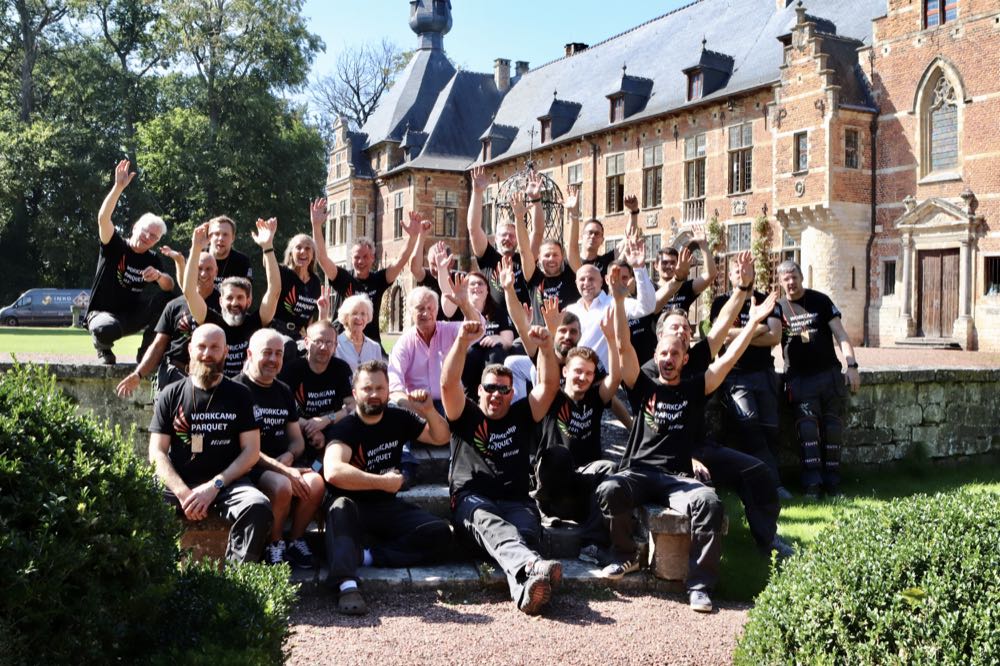  Workcamp Parquet restauriert Schloss-Saal in Belgien