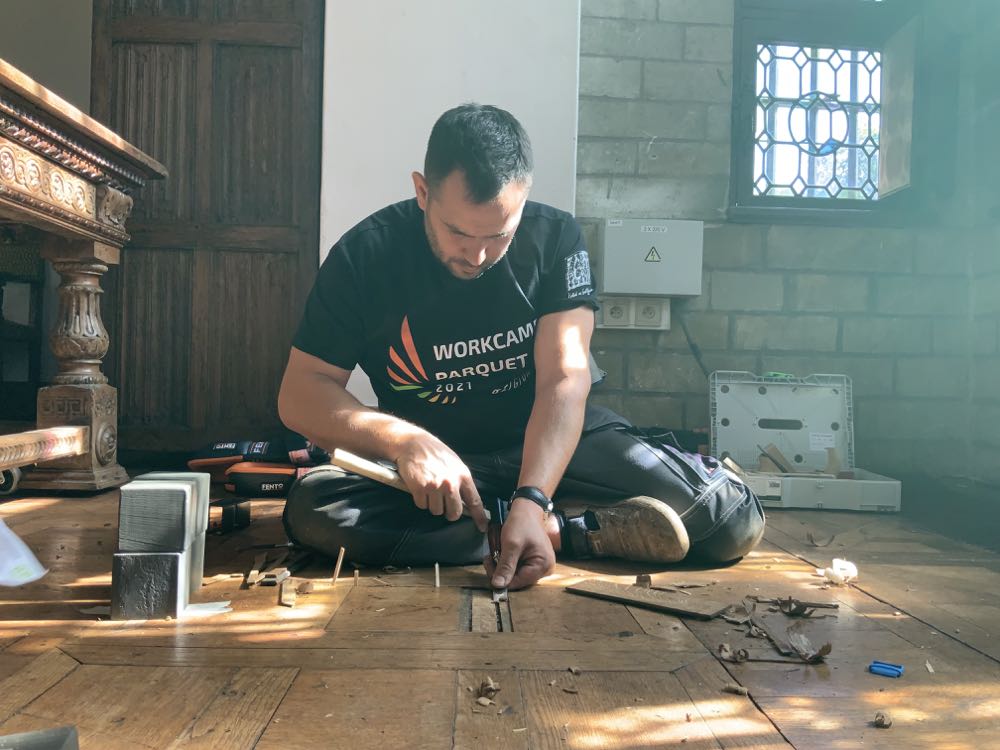  Workcamp Parquet restauriert Schloss-Saal in Belgien