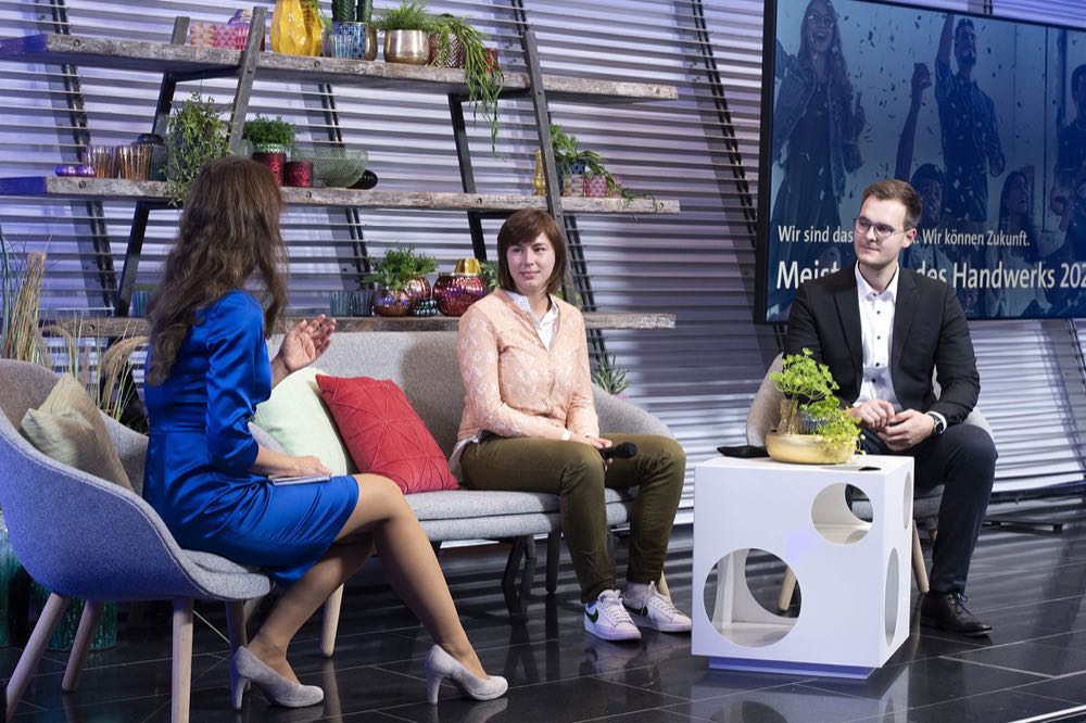 Moderatorin Angela Julie Wadenpohl im Gespräch mit den neuen Bestmeistern Anna Simone Reiner (Raumausstatterin) und Manuel Günthner (Fliesenleger). Raumausstatterin und Fliesenleger zu Bestmeistern 2021 gekürt