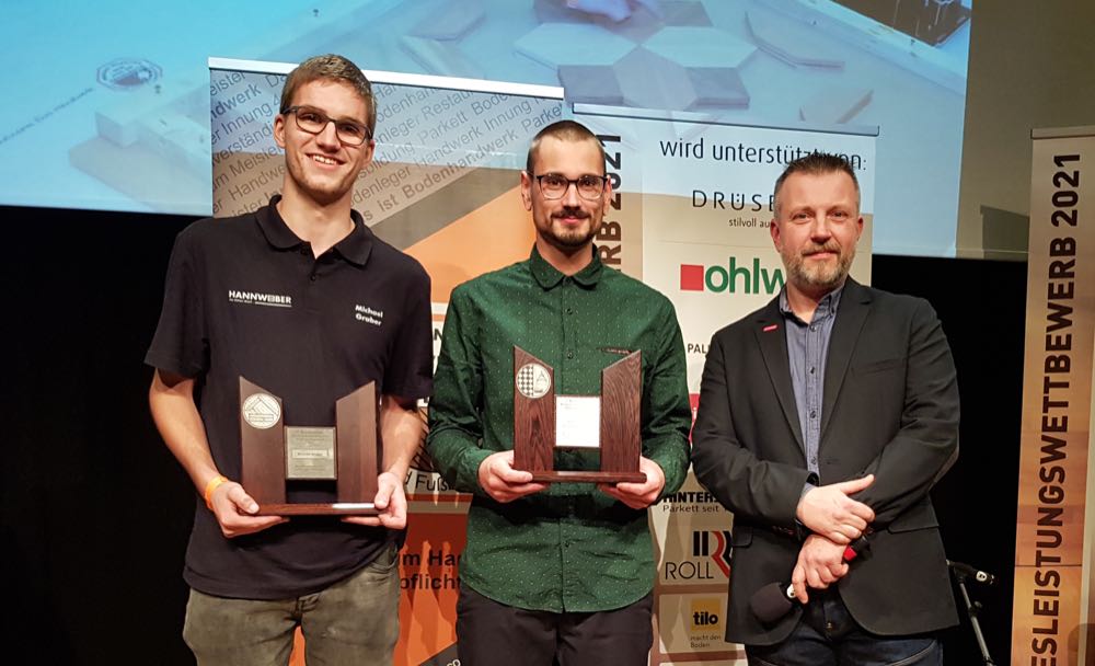 Siegerehrung beim Bundesleistungswettbewerb der Parkett- und Bodenleger 2021: Parkettleger-Bundessieger Michael Graber, Bodenleger-Bundessieger Moritz Kircher und der Leiter der Bundesfachgruppe Aus- und Weiterbildung beim Bundesverband Parkett- und Fußbodentechnik, Tobias Michalak. Bundesleistungswettbewerb: Süddeutsche setzen Siegesserie fort