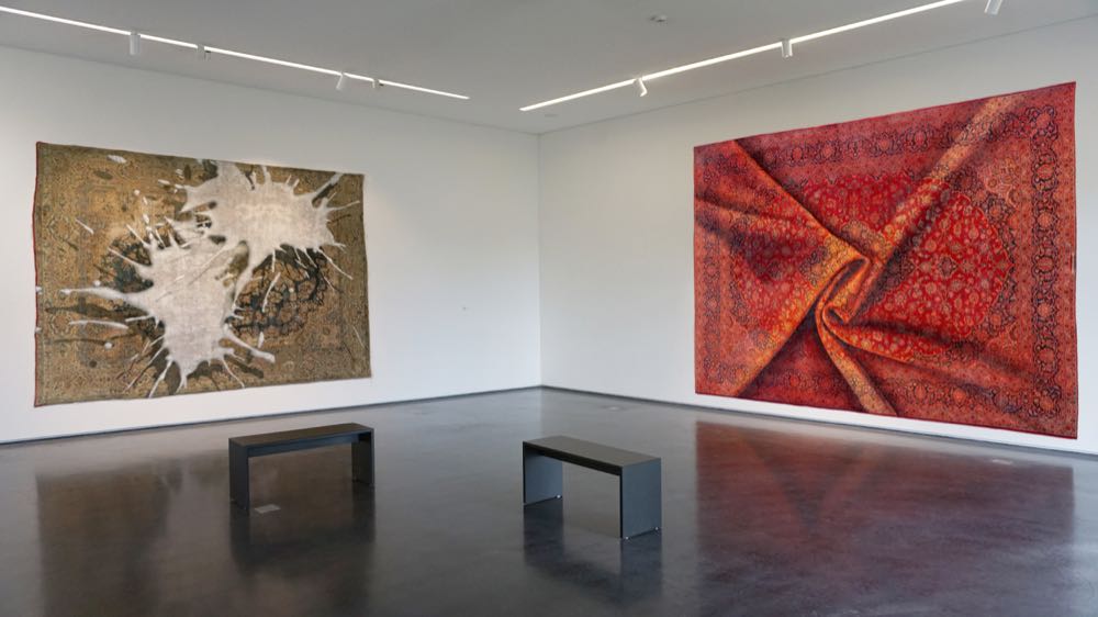  Ausstellung: Mit den Füßen sehen – Der Teppich in der zeitgenössischen Kunst