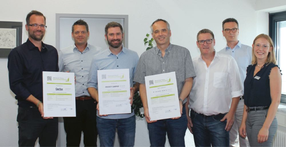 Der neue „Produktpass Nachhaltigkeit“ gibt einen übersichtlichen und durch die unabhängige Zertifizierungs- und Produktprüfstelle des TFI verifizierten Überblick zu den zentralen Eigenschaften eines Bodenbelags. TFI Aachen stellt "Produktpass Nachhaltigkeit" für Bodenbeläge vor