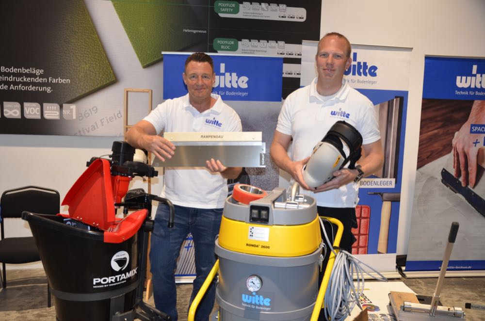 Witte-Gebietsleiter Gregor Wefers und -Anwendungstechniker Karsten Kordes stellten die „Rampensau“ auf dem Objectflor Frühlingscampus vor. FussbodenTechnik-Newsletter abonnieren und „Rampensau“ von Witte gewinnen