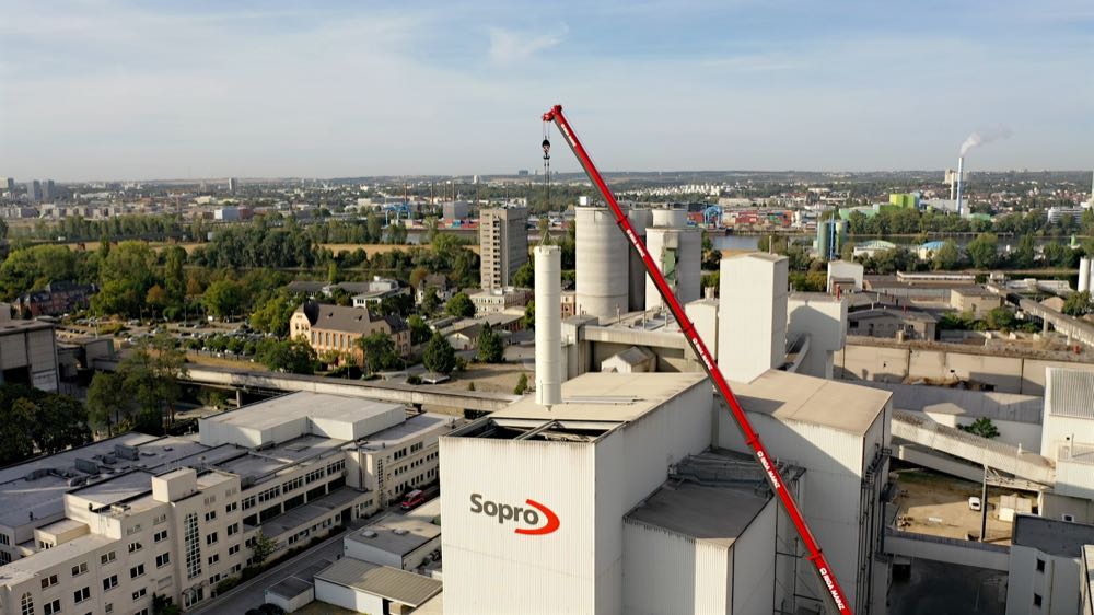 Präzisionsarbeit in luftiger Höhe: Die neuen Silos von Sopro Bauchemie wurden mit einem Spezialkran in die bestehende Anlage eingesetzt. Sopro Bauchemie: 14 Stahlsilos per Kran in Wiesbaden eingebaut