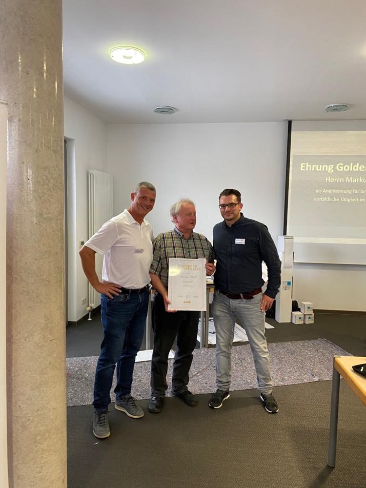 Markus Härtl (Mitte) wurde von Obermeister Jens Bader (rechts) und dessen Stellvertreter Peter Gangkofner der Goldene Meisterbrief überreicht. Innung Schwaben: Goldener Meisterbrief für Markus Härtl