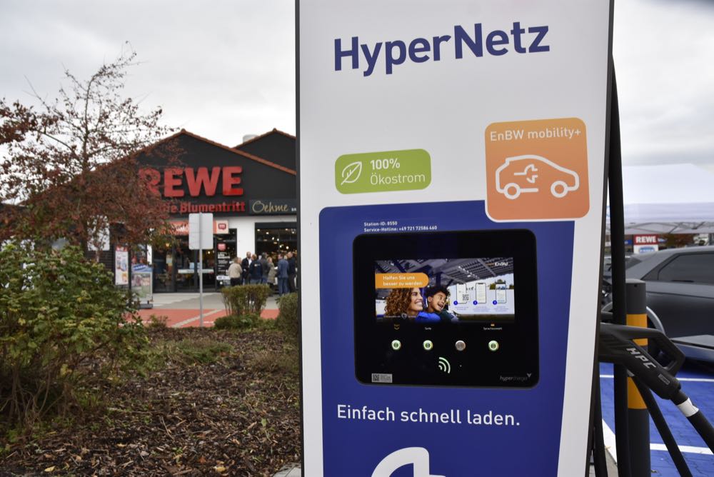 Erster EnBW Schnellladestandort für E-Autos an Rewe-Markt in Betrieb