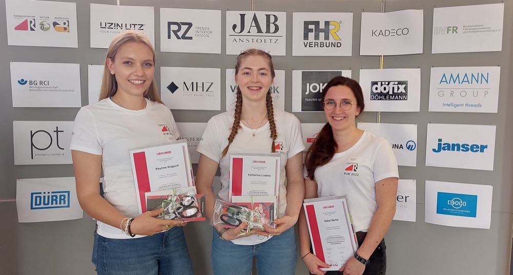Dies sind die Siegerinnen 2022 aus dem Raumausstatter-Handwerk (von links): Pauline Klopsch (3. Platz), Katharina Lindner (2. Platz) und Rahel Dörfel (1. Platz). ZVR: Rahel Dörfel ist Deutschlands beste Raumausstatterin