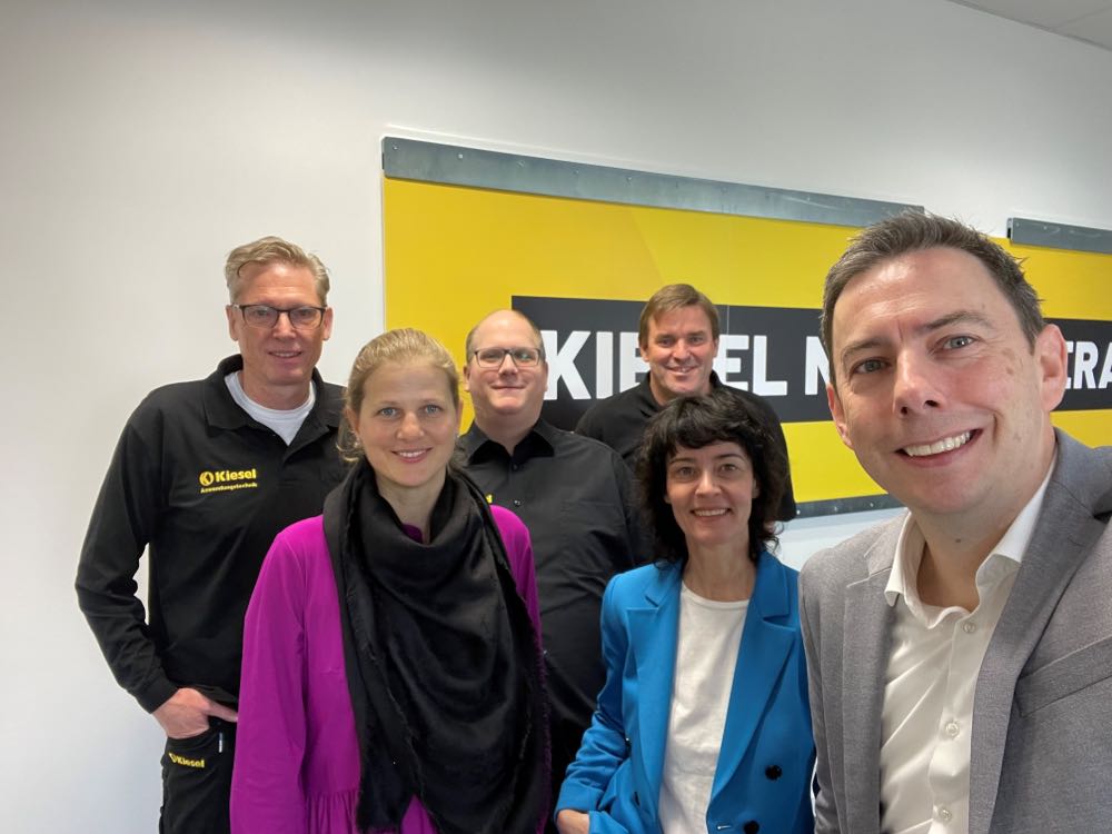 Sie präsentierten der Fachpresse die künftigen Schwerpunkte von Kiesel Bauchemie (von links): Thomas Schaffer (Anwendungstechnik), Beatrice Kiesel-Luik (Geschäftsführende Gesellschafterin), Ferdinand Kiesel (Unternehmenskommunikation), Manfred Dreher (Anwendungstechnik), Viola Mergenthaler (Marketing) und Jürgen Walter (Geschäftsleiter Fußbodentechnik). Kiesel Bauchemie setzt auf LVT-Trend