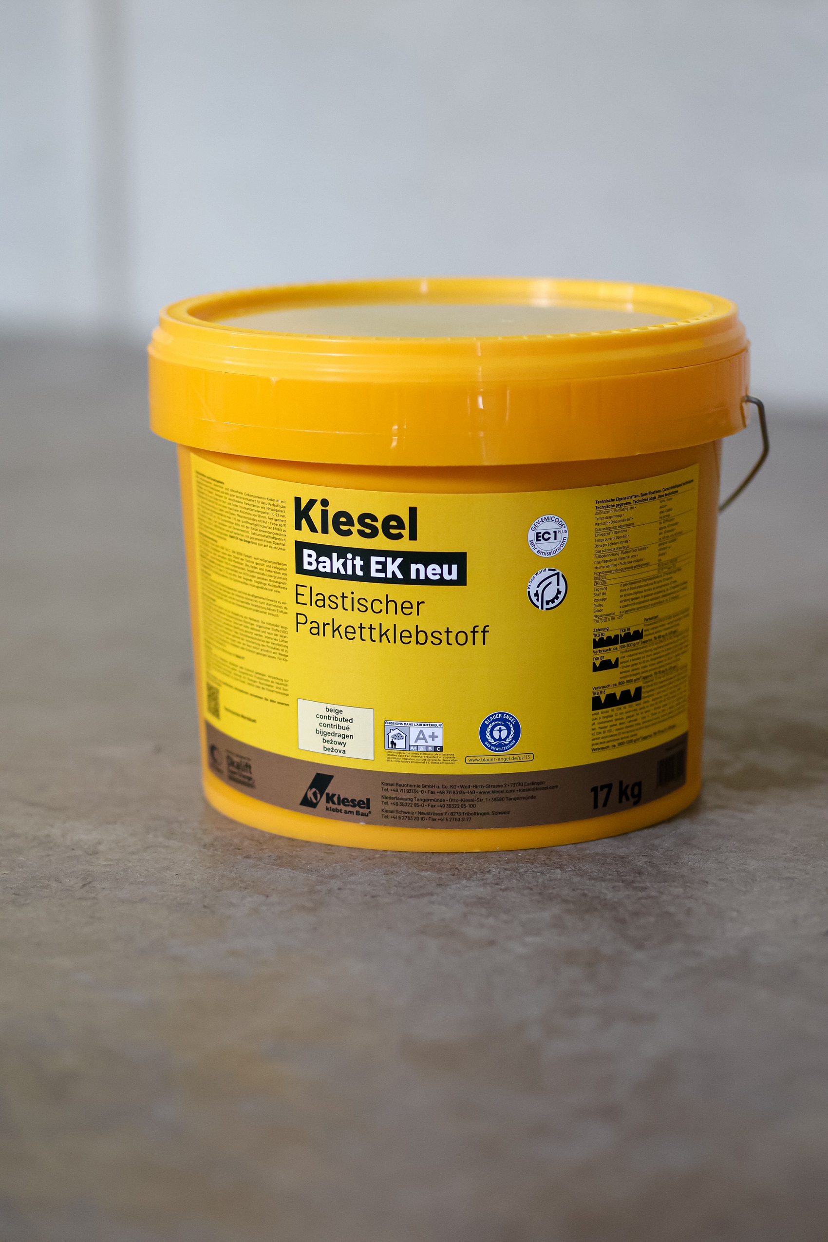 Trägt seit Kurzem den „Blauen Engel“ auf dem Etikett: Der Parkettklebstoff Bakit EK neu von Kiesel Bauchemie. Kiesel: Parkettklebstoff „Bakit EK neu“ jetzt mit Blauem Engel