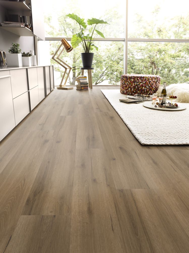 „Die nächste Stufe der Vinylprägung“ sorgt bei der Design Edition von Tilo für ein angenehmes Barfußgefühl. Dekor Novo Eiche Finca. Tilo: Naturgetreues Bodengefühl dank softsynchroner Haptik
