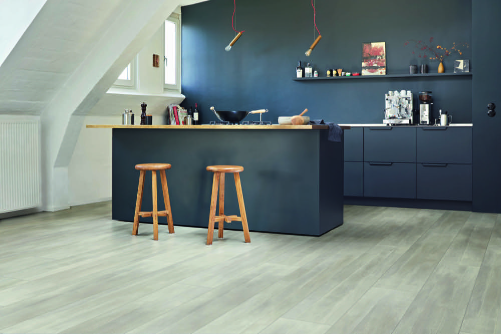 48 Std. wasserbeständig, vielfältig einsetzbar, zeitgemäße Dekore, großzügiges Schlossdielen-Format: Die Laminatlinie Trendtime 6 empfiehlt sich im Objekt genauso wie für anspruchsvolle Wohnsituationen. Gradient Iconics Parador: Laminat für besondere Herausforderungen