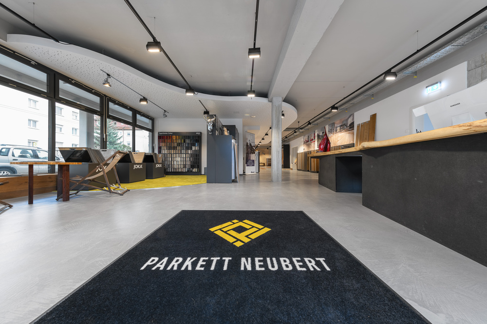 Parkett Neubert demonstriert im eigenen Gebäude Bodenkompetenz auf eindrucksvolle Weise. Bodenkompetenz in eigener Sache