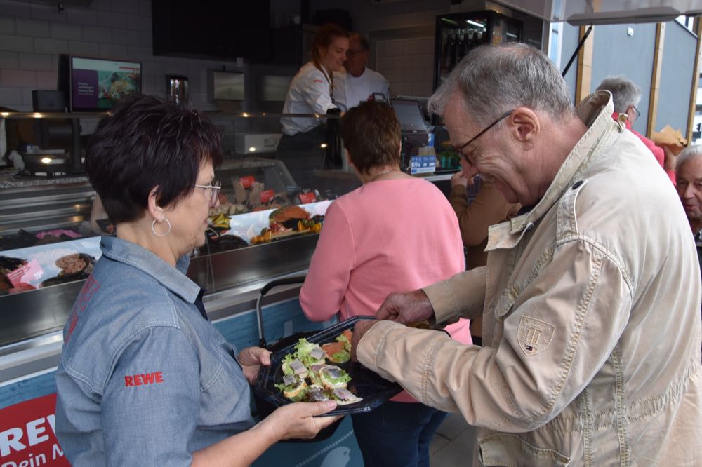 Rewe präsentiert Testkonzept für Fischfeinkostwagen