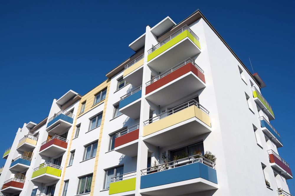 Laut Statistischem Bundesamt liegt die Zahl genehmigter Wohnungen per Ende August 2023 um -28,3 % unter dem Vorjahreswert. Wohnungsbau: Zahl der Genehmigungen bleibt rückläufig