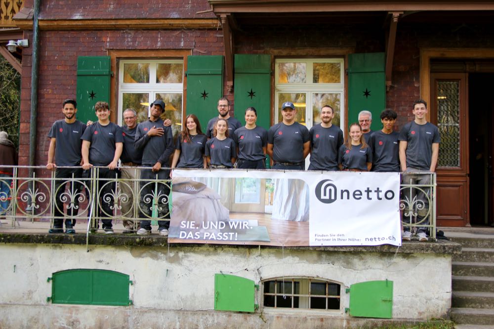  Netto-Einkaufsgruppe: Lehrlinge verhelfen Ferienhaus zu neuem Glanz