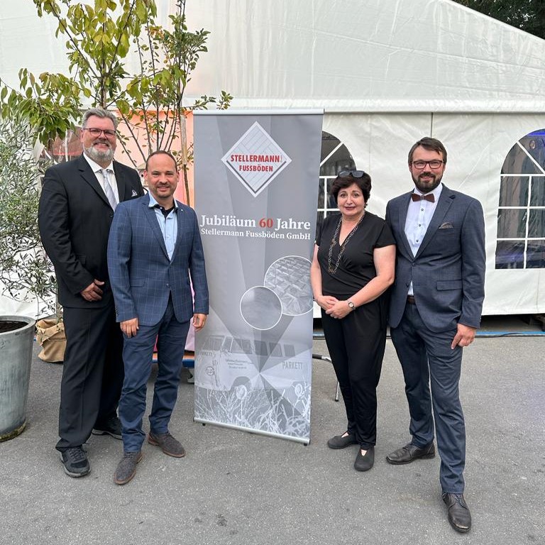 Kreishandwerksmeisterin Rosemarie Ehrlich und Hauptgeschäftsführer Jan-Hendrik Schade (Zweiter von links) gratulierten Hermann (links) und Uwe Stellermann (rechts). Stellermann Fußböden feierte 60-jähriges Bestehen