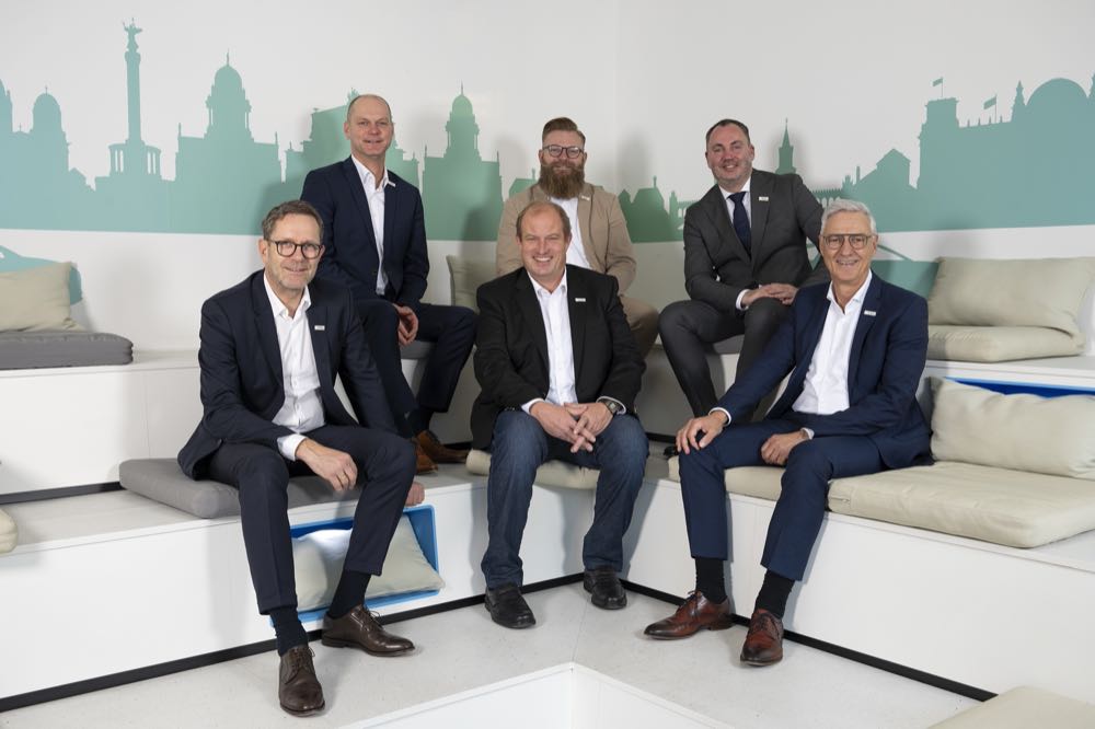 Vorne: Markus Heineke, Ivo Fuhrmann, Dietmar Ahle. Hinten: Christian Benter, Steven Didssun, Guido Müller BV Farbe bestätigt Vorstand im Amt