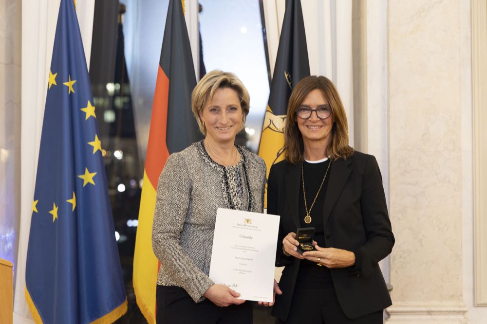 Hakro: Carmen Kroll erhält Medaille