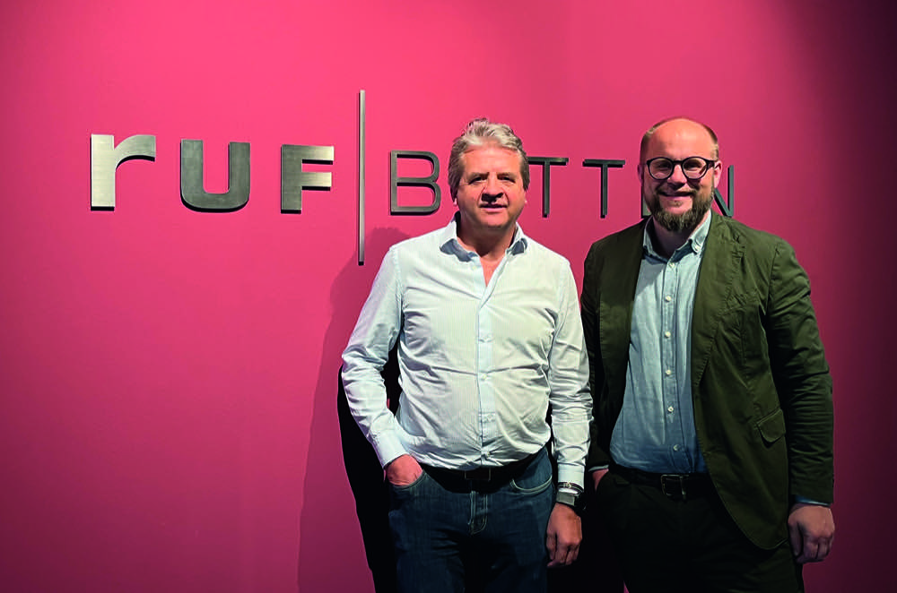 Daniel Barth (l.), übergibt sein Amt als CEO der SleepCo-Gruppe und Geschäftsführer der Tochtergesellschaften Ruf Betten, Bruno Interior und LS Bedding Group, zum 1. April 2024 an Tim Steffens. Management-Wechsel bei Ruf Betten