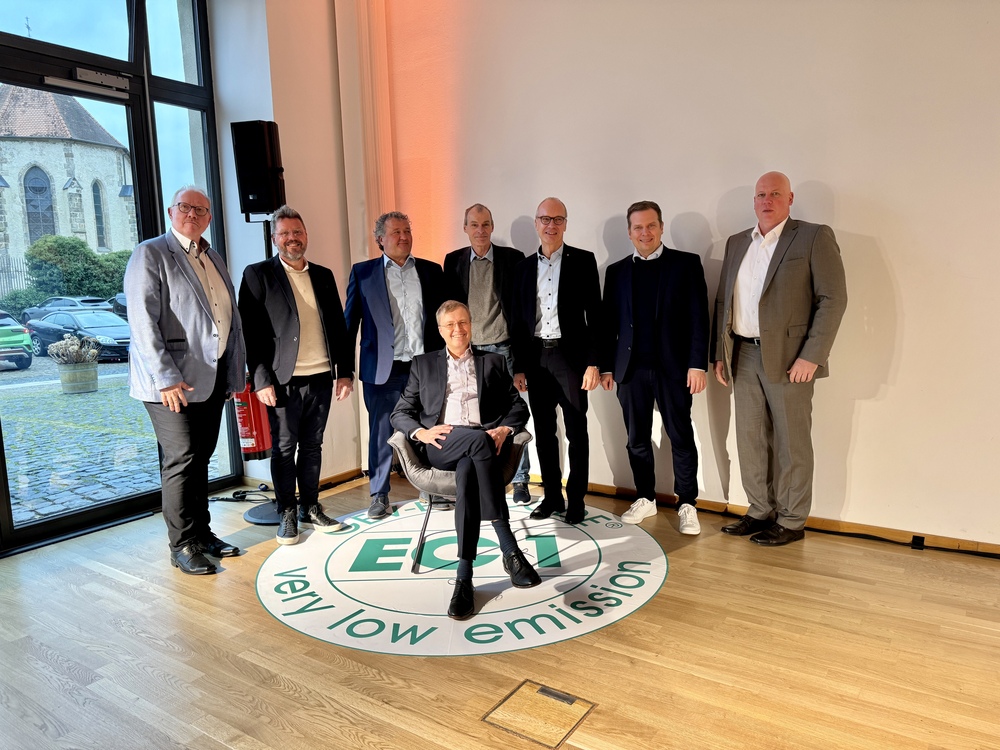 Der GEV-Vorstand: Hartmut Urbath, Hanspeter Bressa, Stefan Neuberger, Klaus Winkels (vorne sitzend), Dr. Norbert Arnold, Dr. Uwe Gruber, Dr. Markus Stolper, Dr. Frank Gahlman GEV: Neuberger als Vorsitzender bestätigt