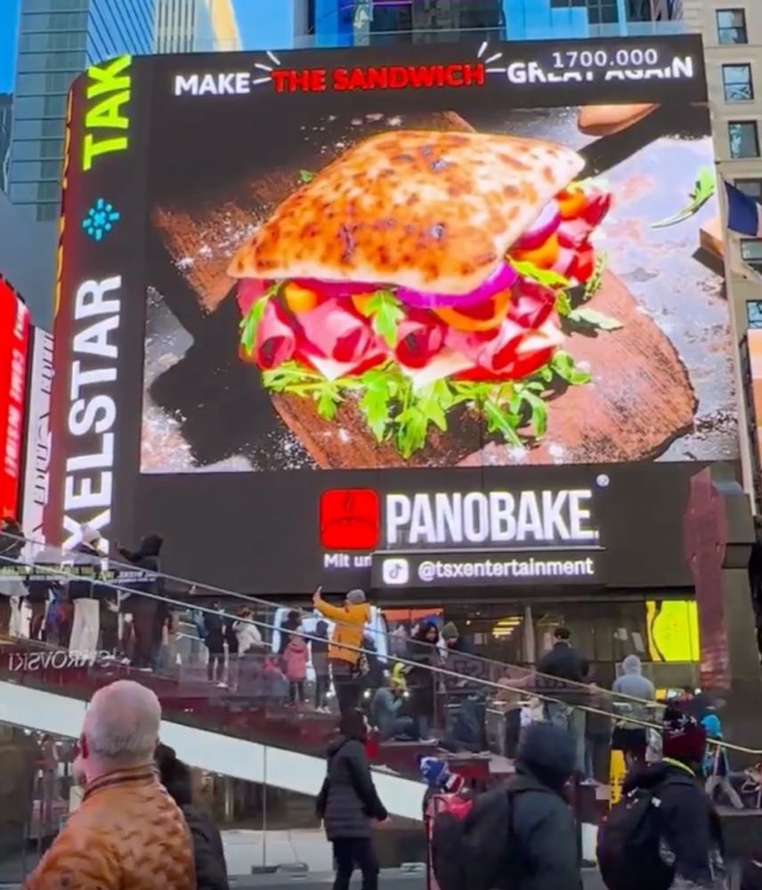 Panobake strahlt Werbeclip auf dem Times Square aus
