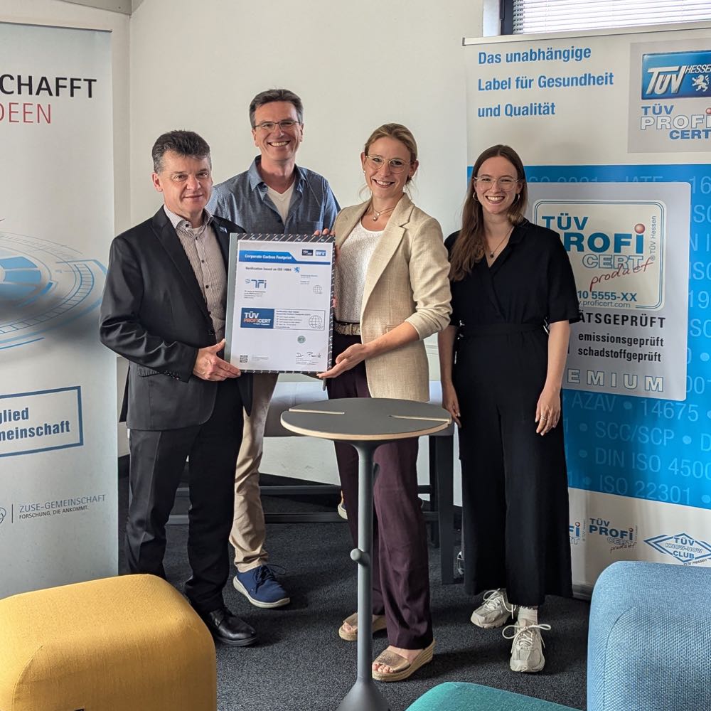 Freuen sich über den ersten Bericht zum Corporate Carbon Footprint beim TFI: Jürgen Bruder, Mitglied der Geschäftsleitung und Prokurist TÜV Hessen, Dr. Jens-Christian Winkler, stellv. Institutsleiter und Prokurist TFI,
Theresa Rüdiger, Projektleitung Nachhaltigkeit TFI und Julia Schröder, stellvertretende Teamleitung Werkstoffe und Nutzungsverhalten TFI. TFI Aachen stellt Bericht zum CO<t>2</t>-Fußabdruck vor