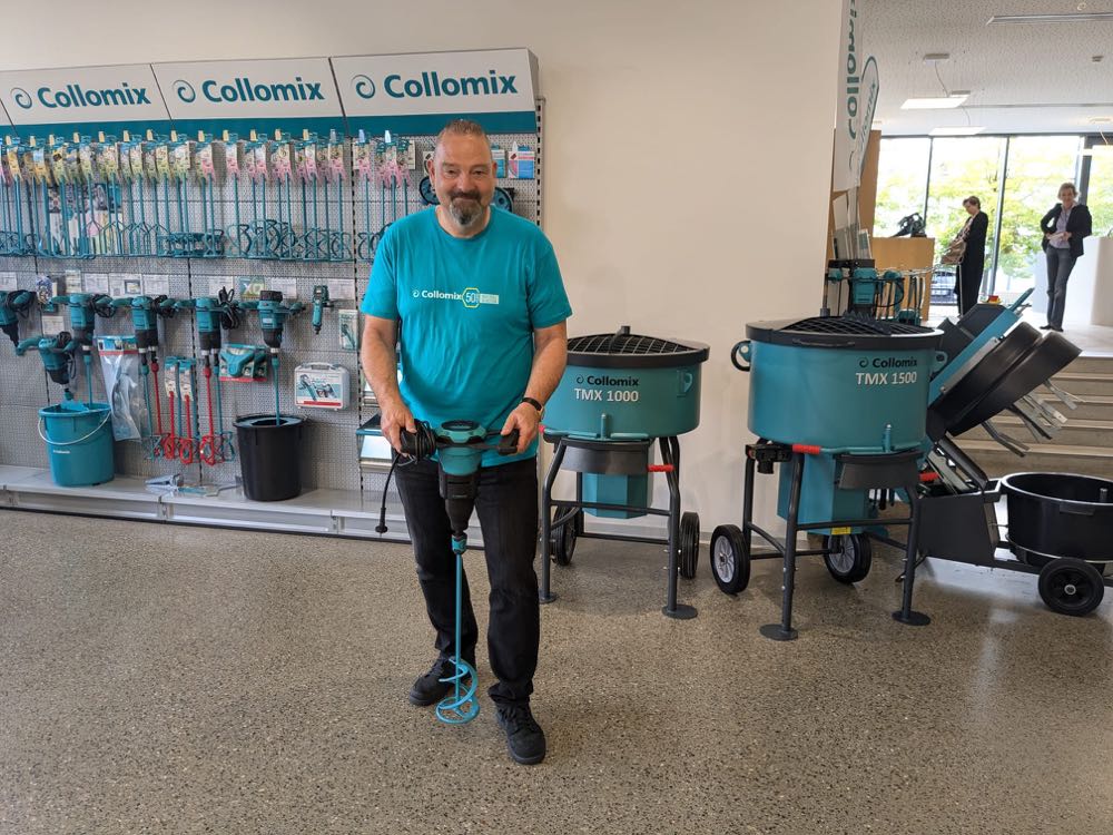 Collomix-Geschäftsführer Alexander Essing mit dem Rührgerät XQ 6, Teil der neuen XQ-Serie. Collomix feiert 50-jähriges Jubiläum mit neuer XQ-Serie