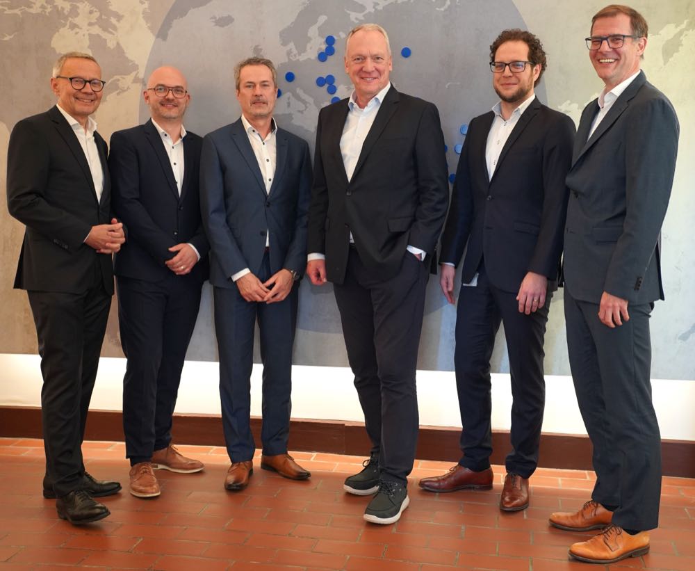 Von links nach rechts: Dr. Markus H. Ostrop (General Counsel/Chief Human Resources Officer), Dr. Timo Hammer (stv. Vorsitzender der Geschäftsführung), Armin Keicher (Leiter Finanzen und Verwaltung/CFO), Prof. Dr. Stefan Mecheels, Martin Cieslik (Global Head of Marketing & Sales) und Dr. Stefan Droste (Vorsitzender der Geschäftsführung). Hohenstein stellt Unternehmensführung neu auf