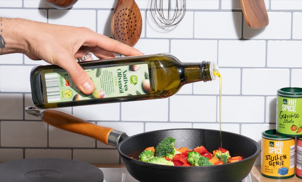 Über 60 Prozent der Kund:innen geben an, ihre Bio-Produkte auch beim Discounter zu kaufen. Davon greift über die Hälfte ausschließlich oder überwiegend zu Bio-Eigenmarken. Bio-Produkte: Hohe Akzeptanz von Discounter-Eigenmarken