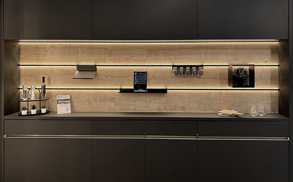Beleuchtung auf höchstem Niveau: Die Lichtexperten von Elektra entwickeln für jedes Produkt die perfekte Lösung. Holz- und Möbelverbände kooperieren mit Elektra