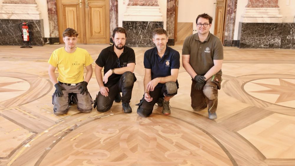 Parkettrestauratoren: Kurfürstliches Parkett in Schloss Mannheim gerettet