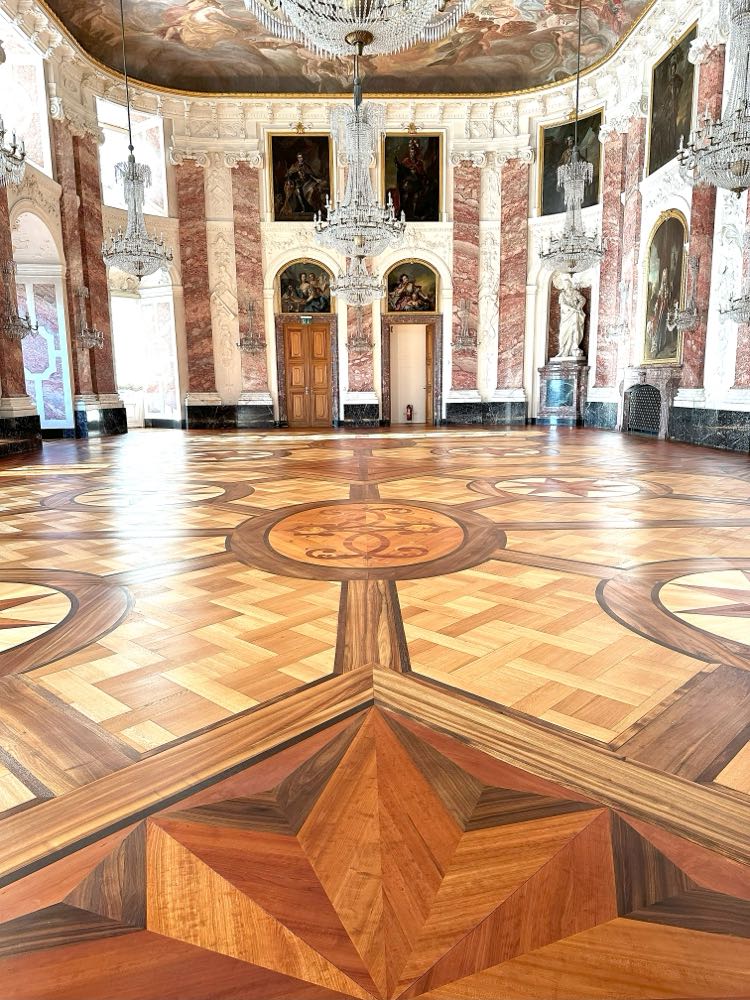 Parkettrestauratoren: Kurfürstliches Parkett in Schloss Mannheim gerettet