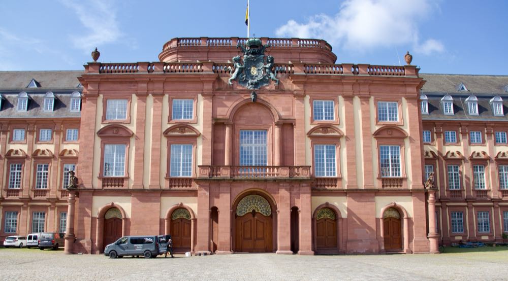 Parkettrestauratoren: Kurfürstliches Parkett in Schloss Mannheim gerettet