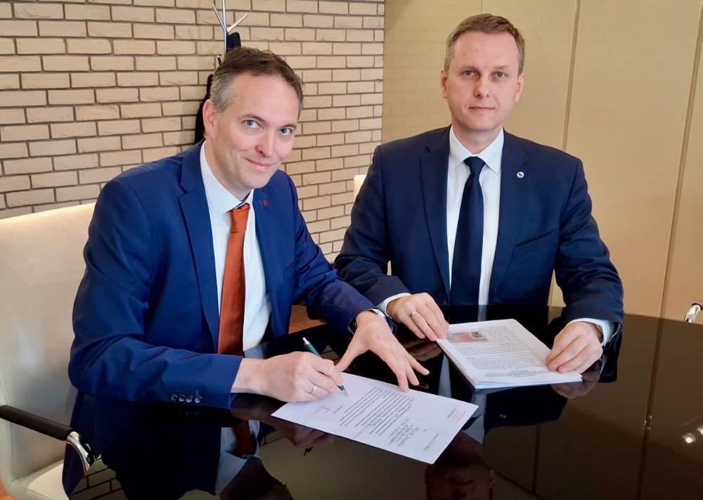 Bei der Vertragsunterzeichnung: Jeroen De Temmerman, Präsident Unilin Insulation (links), und Łukasz Jastrzembski, Bürgermeister von Leśnica, Unilin: 40 Mio. EUR für Dämmstoffwerk in Polen
