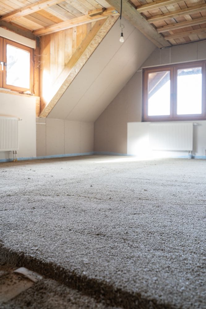 Der Einbau des Systembodens Ardex Stronglite spart mindestens zwei Drittel des Gewichts. Bei der minimalen Aufbauhöhe von 18 mm im Verbund beträgt das Flächengewicht lediglich 27 kg pro m<h>2</h>. Ardex: Leichtes Bodensystem auf Holzbalkendecke