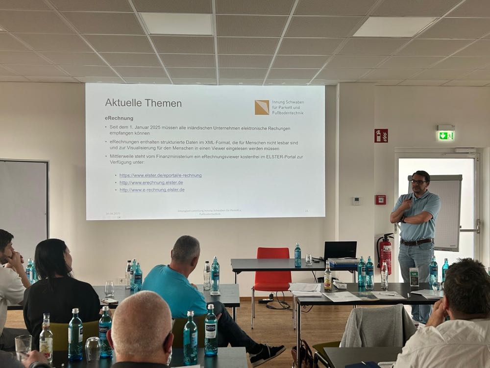 Der Obermeister der Innung Schwaben, Jens Bader (rechts stehend), informierte unter anderem über die neue E-Rechnung. Innung Schwaben: Lebhafte Diskussion über Umgang mit Asbest