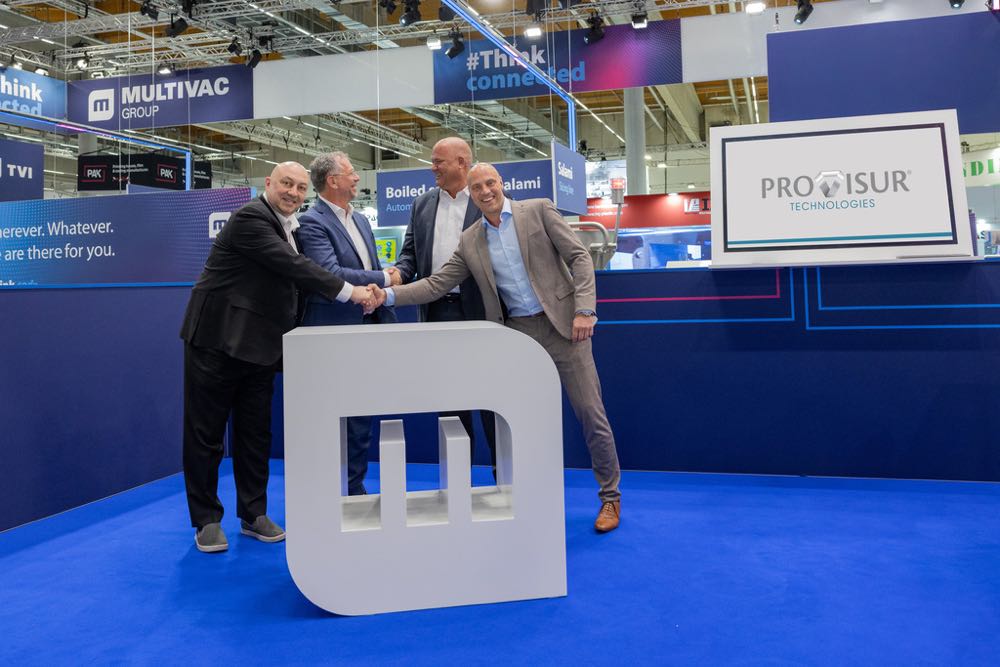 Kooperationsvereinbarung (v.l.n.r.): Dino Chece (VP Slicing Business Unit Provisur), Christian Traumann (CEO Multivac), Brian Perkins (President Provisur) und Dr. Tobias Richter (CSO Multivac). Provisur und Multivac Gruppe schließen Kooperationsvertrag