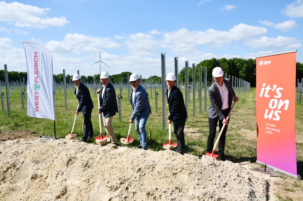 Projektleiter Fabian Töns, Standortleiter Bernhard Kotthoff (beide Westfleisch), Carsten Wewers (Bürgermeister Oer-Erkenschwick), Johannes Birzele und Niklas Hermeling (beide E.ON) führen den symbolischen Spatenstich für die Bauarbeiten der neuen Photovoltaikanlage aus (v.l.). Westfleisch setzt in Oer-Erkenschwick auf Solarenergie