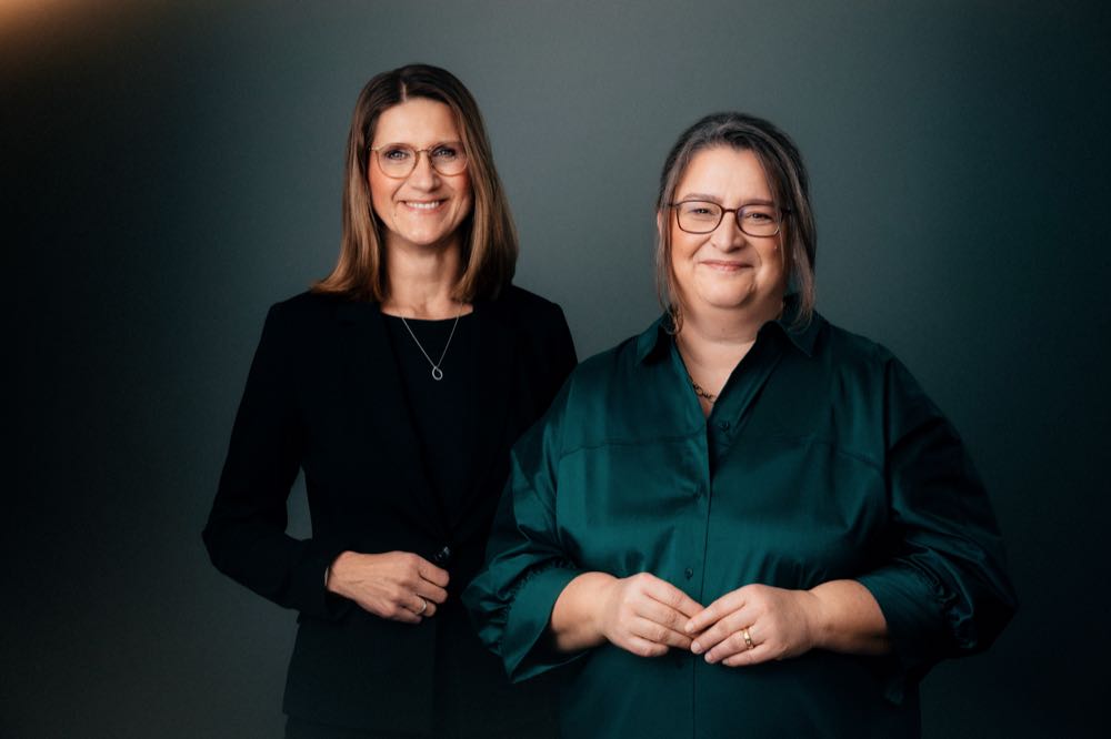 Die neue Vorstandsvorsitzende Petra Scharner-Wolff (r.) und Katy Roewer, Konzernvorständin Finanzen, Controlling und Personal, präsentierten die Geschäftszahlen für 2024/25. Otto Group zieht positive Bilanz