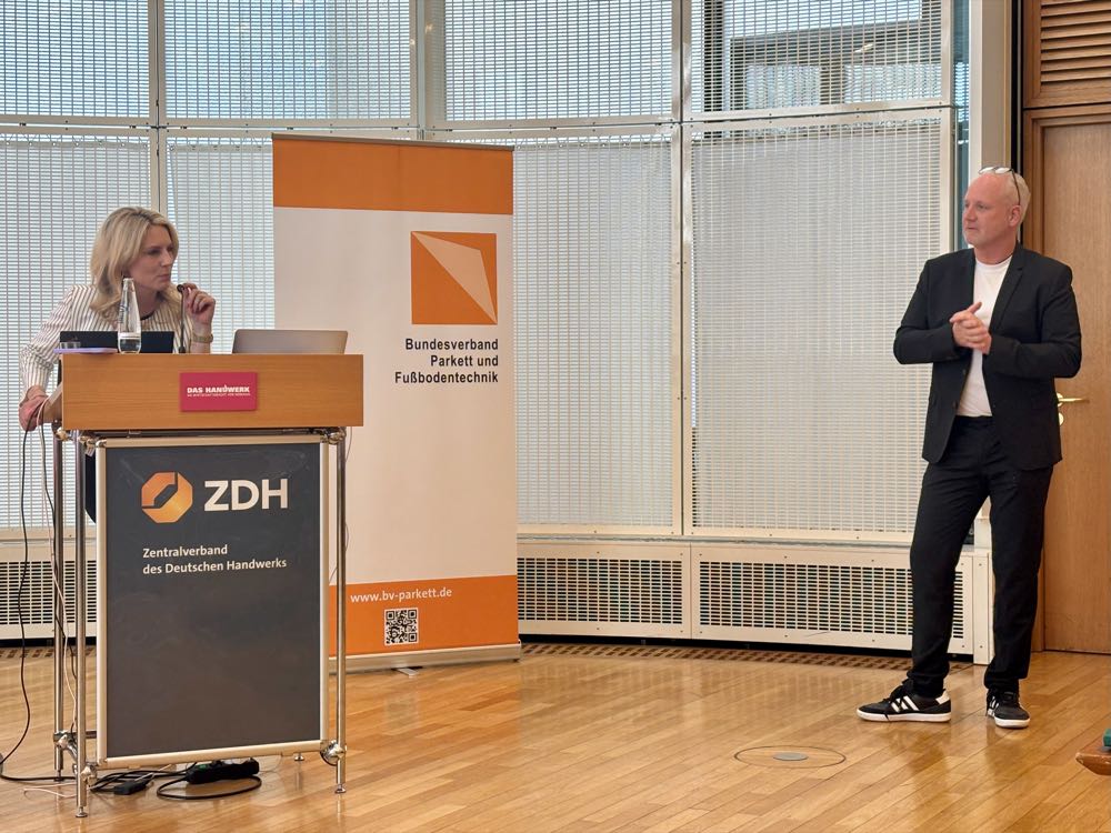 Die Juristin Carla Witte und Manfred Weber erörterten relevante rechtliche Aspekte von Bauverträgen. BVPF-Mitgliederversammlung: Parkettleger stellen sich Zukunftsaufgaben