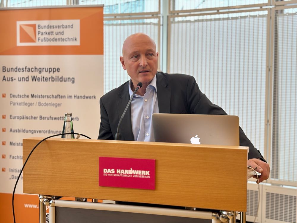 Holger Wiehle, 2. stv. Bundesinnungsmeister, ging unter anderem auf die Entwicklung der Meisterschulen ein. BVPF-Mitgliederversammlung: Parkettleger stellen sich Zukunftsaufgaben