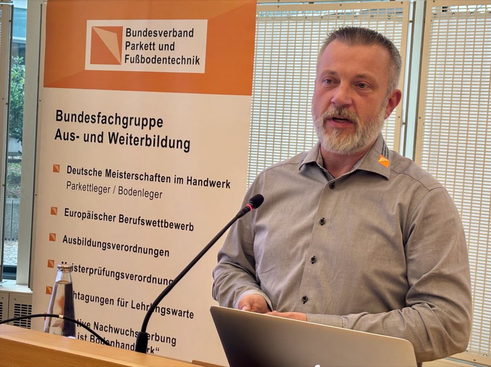 Tobias Michalak, Fachgruppenleiter Aus- und Weiterbildung, blickt mit Sorge auf die seit Jahren sinkenden Auszubildungszahlen. BVPF-Mitgliederversammlung: Parkettleger stellen sich Zukunftsaufgaben
