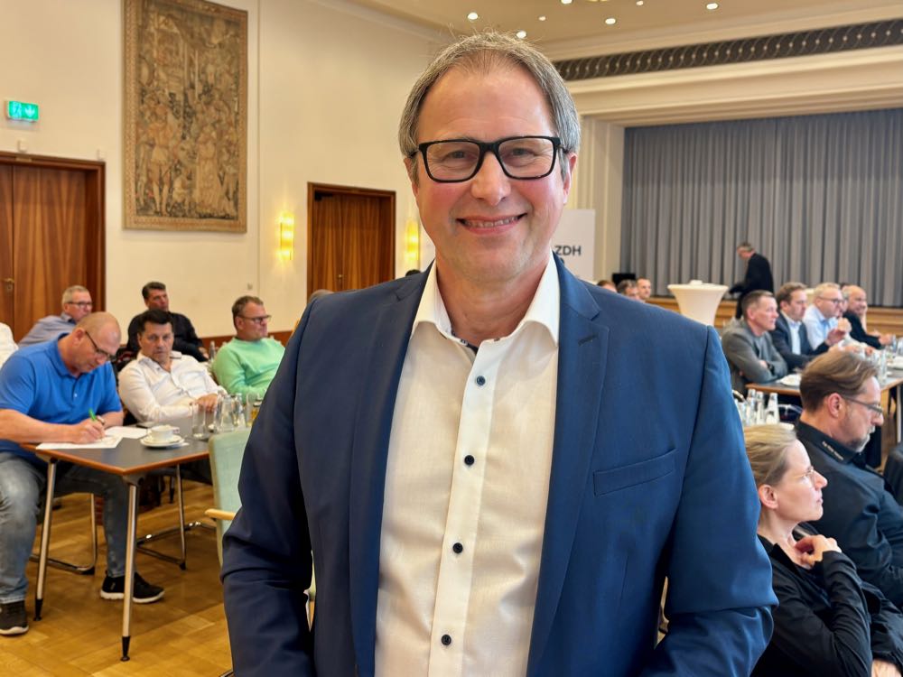 Thomas Fahrner, Fachgruppenleiter Sachverständigenwesen, wies auf den nächsten Deutschen Sachverständigentag hin: bereits am 10./11.2.2026 in Kassel. BVPF-Mitgliederversammlung: Parkettleger stellen sich Zukunftsaufgaben
