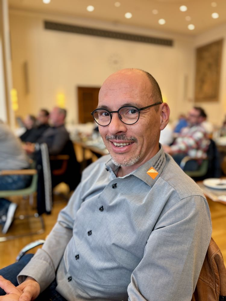 Dominik Kison informierte in Sachen Normung unter anderem zur Veröffentlichung der neuen Spachtelmassennorn DIN 53298-1. BVPF-Mitgliederversammlung: Parkettleger stellen sich Zukunftsaufgaben