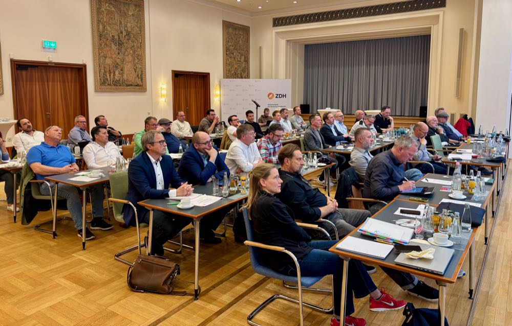 Auf der BVPF-Mitgliederversammlung mit rund 50 Teilnehmern vertraten die anwesenden stimmberechtigten Mitglieder 17 der landesweit 19 Regionalinnungen. 2026 soll die Tagung erneut im Haus des ZDH stattfinden. BVPF-Mitgliederversammlung: Parkettleger stellen sich Zukunftsaufgaben
